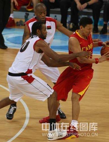 图文-[奥运会]中国男篮85-68安哥拉 李楠小心翼翼