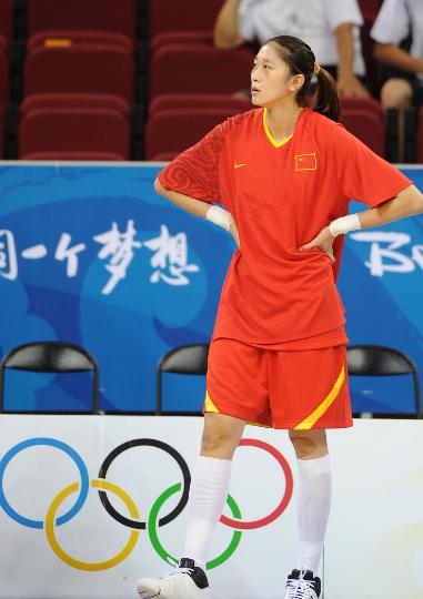 图文-[奥运会]中国女篮VS捷克 隋菲菲赛前热身