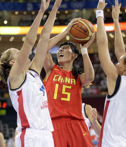 图文-[奥运会]中国女篮79比63捷克 以一敌众