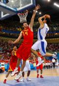 图文-[奥运]中国男篮VS希腊 王治郅封盖对手