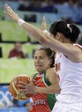 图文-中国女篮77-62白俄罗斯 对手表情很痛苦