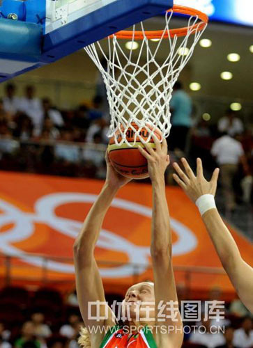 图文-[女篮]中国77-62白俄罗斯 对手争得篮板