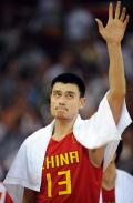图文-男篮中国队不敌立陶宛队 姚明在向观众致意