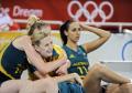 图文-中国女篮56-90澳洲 澳大利亚队等待胜利