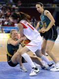 图文-中国女篮56-90澳洲 隋菲菲和斯克林硬抢