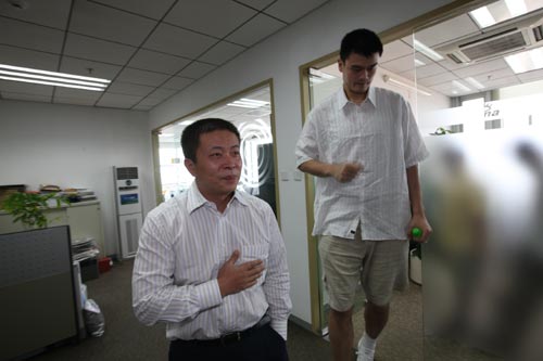 图文-篮球巨星姚明参观新浪网总部 CEO领巨人参观