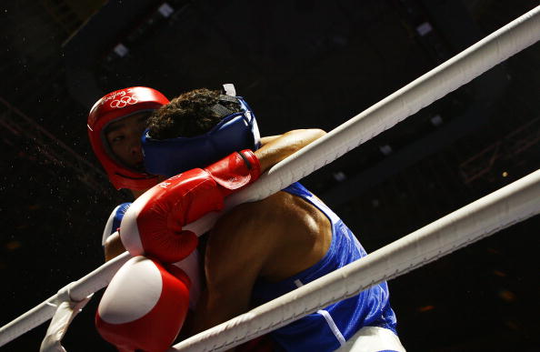 图文-奥运会11日拳击比赛聚焦 扭打到了拳台一侧