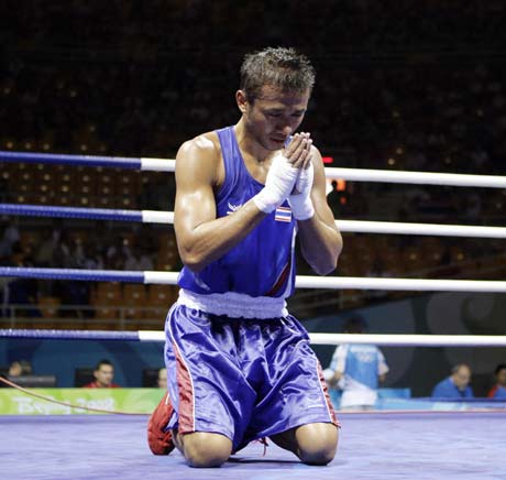 图文-17日拳击淘汰赛争夺赛况 选手跪地祈祷