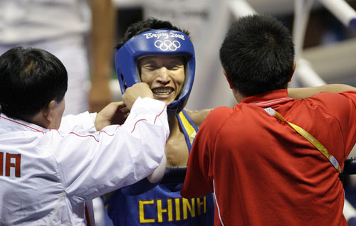 图文-拳击48公斤级半决赛 邹市明心态轻松