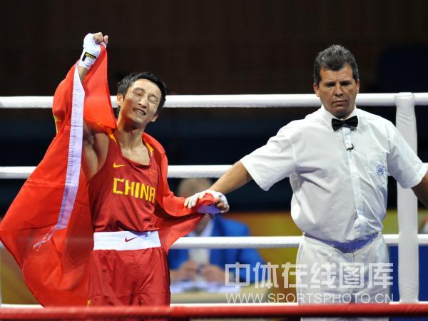 图文-邹市明获拳击48公斤级金牌 裁判宣布胜利