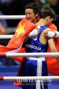 图文-邹市明获拳击48公斤级金牌 对手拥抱祝贺