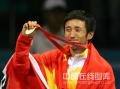图文-邹市明获拳击48公斤级金牌 国旗金牌与泪水