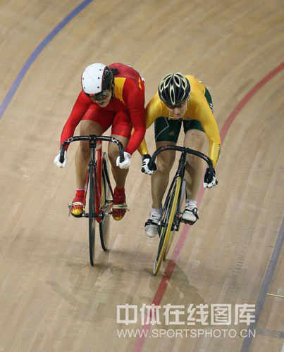 图文-自行车女子争先赛 与对手争锋
