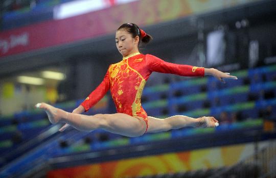 图文-中国女子体操队赛台训练