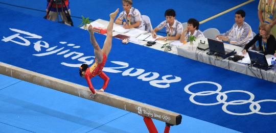 图文-中国女子体操队赛台训练 何可欣平衡木训练
