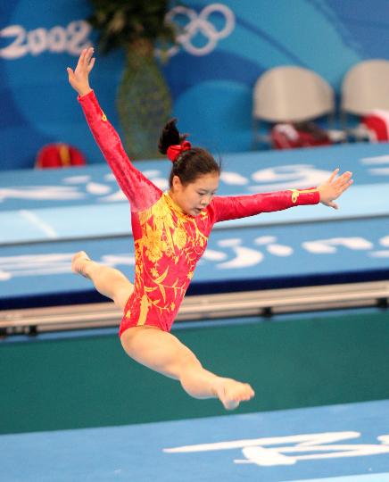 图文-中国女队试翼 程菲在进行自由体操训练