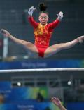 图文-中国女子体操队赛台训练 李珊珊高低杠训练