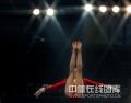 图文-中国女子体操队赛场训练 空中身体紧绷
