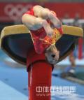 图文-中国女子体操队赛场训练 跳马完全发力