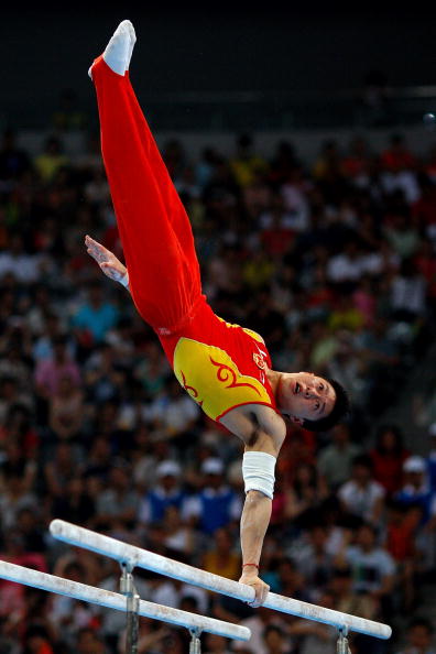 图文-奥运会男子体操资格赛开战 李小鹏单臂支撑