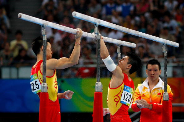 图文-奥运会男子体操资格赛开战 队员们为双杠上粉