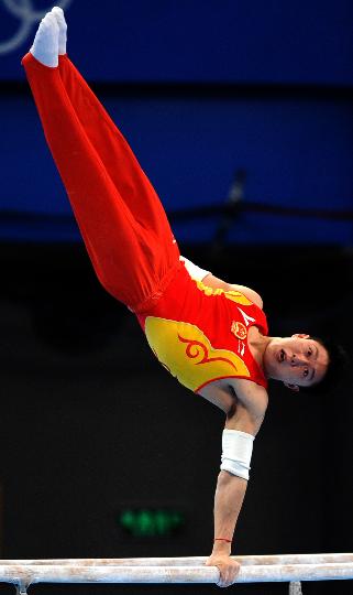 图文-中国体操男团夺冠 李小鹏单臂受力