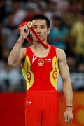 图文-奥运会男子鞍马决赛 肖钦展示奥运金牌