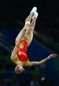 图文-中国选手何雯娜夺得女子蹦床冠军 空中翻转