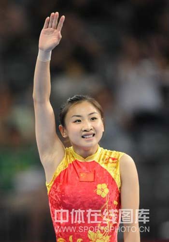 图文-中国选手何雯娜夺得女子蹦床冠军 开心在脸上