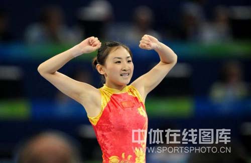 图文-中国选手何雯娜夺得女子蹦床冠军 冠军的美丽