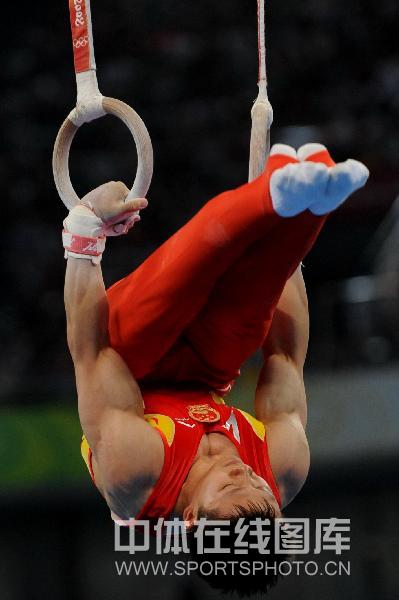 图文-体操男子吊环决赛打响 陈一冰勇夺金牌