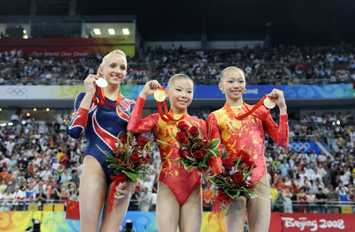 图文-体操女子高低杠决赛 三位胜利者同台