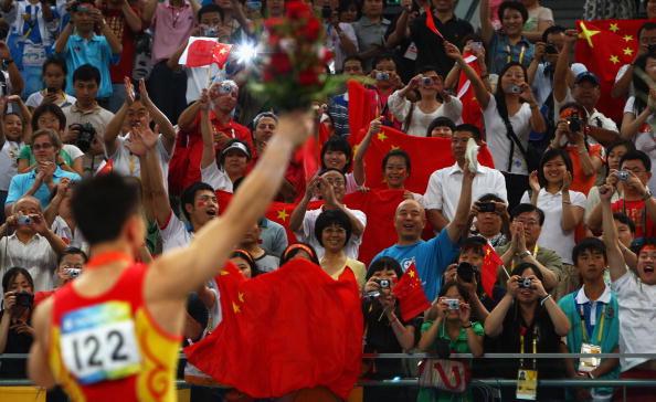图文-奥运会体操男子吊环决赛 中国观众热情助威