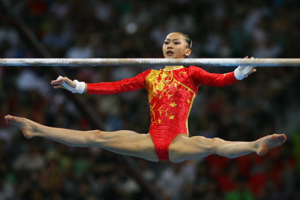 图文-奥运体操女子高低杠决赛 杨伊琳空中抓杆 