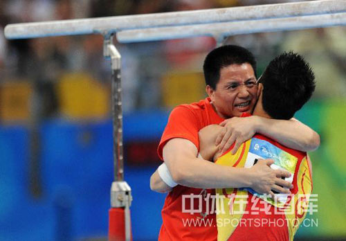 图文-北京奥运双杠决赛打响 教练给予的拥抱