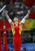 图文-李小鹏获得奥运双杠金牌 动作如此完美