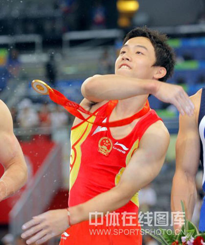 图文-[奥运]体操男子单杠 邹凯回应观众