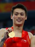 图文-奥运会蹦床男子个人决赛 陆春龙展示金牌