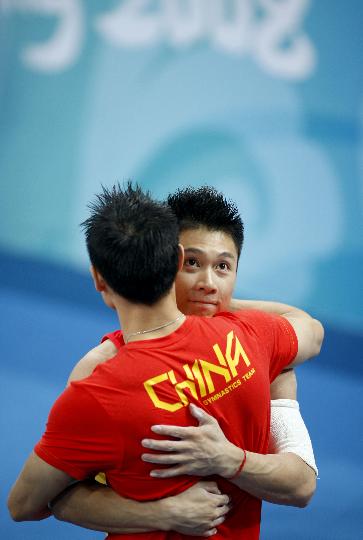 图文-李小鹏勇夺双杠比赛冠军 与队友杨威拥抱