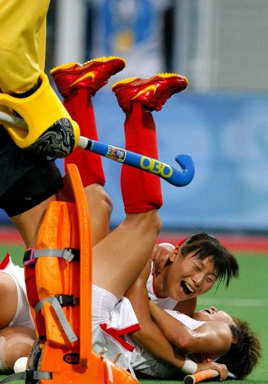 图文-女子曲棍球中国队晋级决赛 队员们庆祝进球