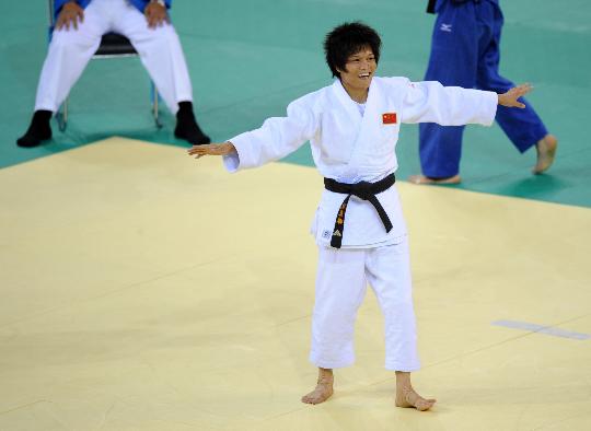 图文-冼东妹夺得女子52公斤级金牌 拥抱胜利