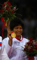 图文-奥运柔道女子52公斤级 冼东妹展示金牌
