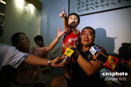 图文-冼东妹2岁女儿为妈妈加油 老公欣慰落泪