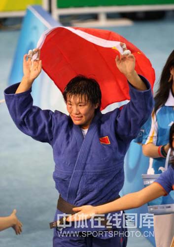 图文-杨秀丽获柔道女子78公斤级金牌 高举五星红旗