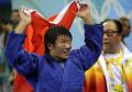 图文-柔道女子78公斤级比赛 杨秀丽身披国旗庆祝