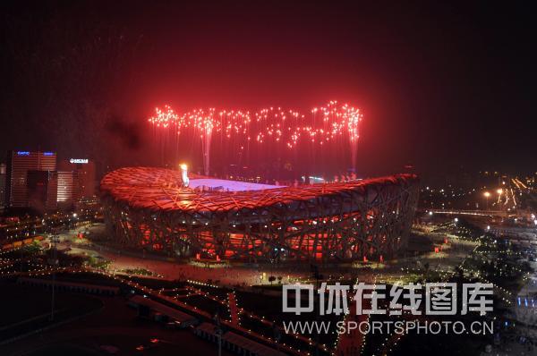 图文-北京奥运闭幕式华丽焰火 鸟巢之上串串红