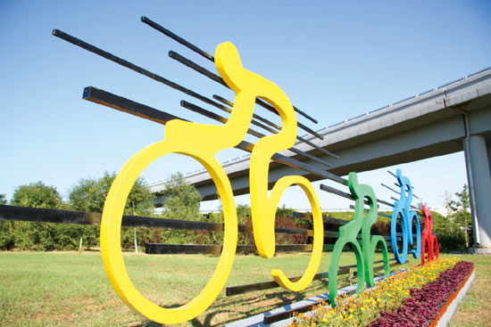 图文-奥运公路自行车赛沿线风景 自行车雕塑之飞奔