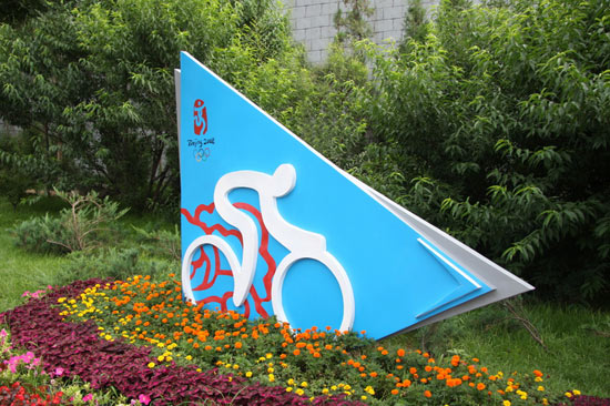 图文-奥运公路自行车赛沿线风景 自行车雕塑之目标