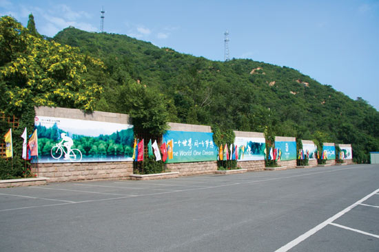 图文-奥运公路自行车赛沿线风景 八达岭陵园喷绘