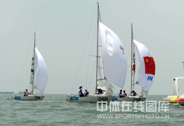 图文-帆船帆板选手青岛训练 帆船借助强劲风势